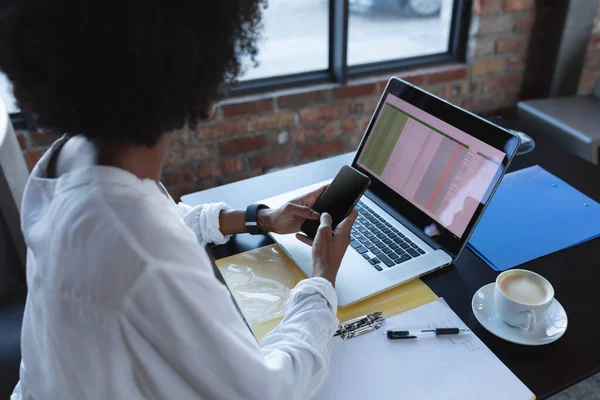 Африканская Американка Сидит Кафе Используя Смартфон Ноутбук Цифровые Креативы Ходу — стоковое фото