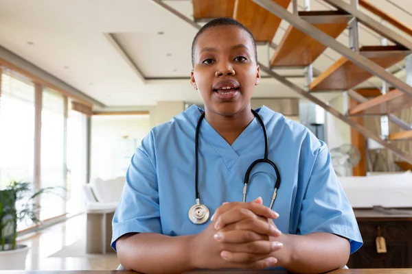 Médico Femenino Afroamericano Dando Consulta Videollamada Mirando Cámara Telemedicina Atención — Foto de Stock