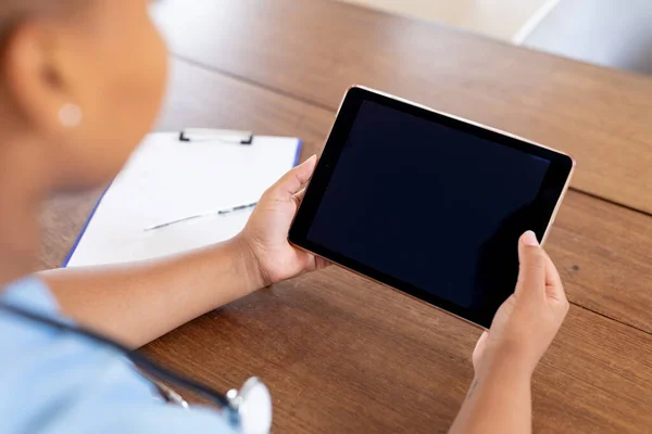 Médica Afro Americana Dando Videochamada Usando Tablet Espaço Cópia Tela — Fotografia de Stock