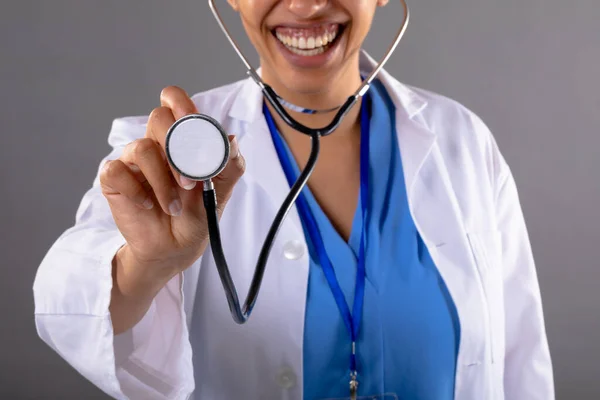 Sección Media Doctora Afroamericana Sosteniendo Estetoscopio Sonriendo Sobre Fondo Gris —  Fotos de Stock