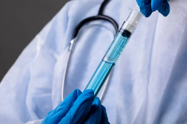 Nahaufnahme Des Gesundheitspersonals Das Eine Spritze Mit Chemikalien Das Reagenzglas — Stockfoto