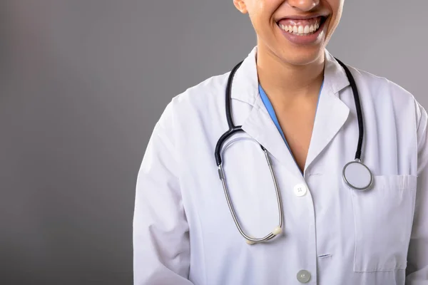 Secção Média Médica Afro Americana Sorrir Contra Fundo Cinzento Conceito — Fotografia de Stock