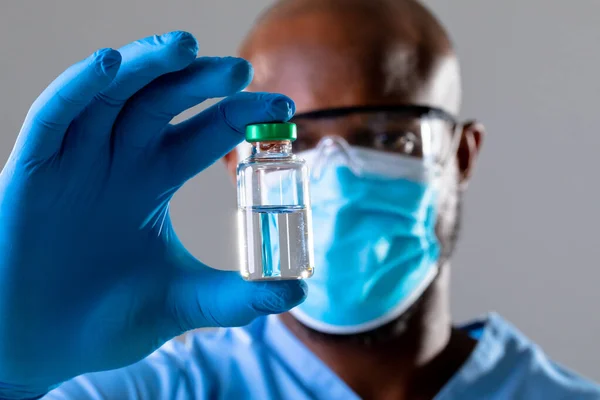 Close African American Male Health Worker Wearing Face Mask Holding — Stock Photo, Image