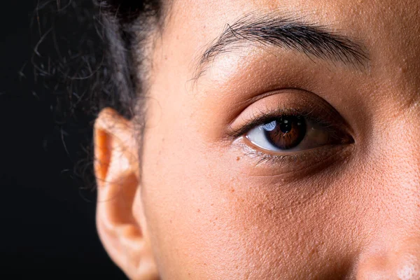 Close Eye African American Businesswoman Grey Background Inglês Conceito Negócio — Fotografia de Stock