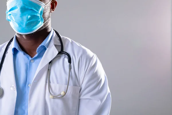 Midden Een Afrikaans Amerikaanse Mannelijke Dokter Met Gezichtsmasker Tegen Grijze — Stockfoto