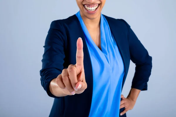 Metà Sezione Donna Affari Sorridente Mentre Tocca Schermo Invisibile Sullo — Foto Stock