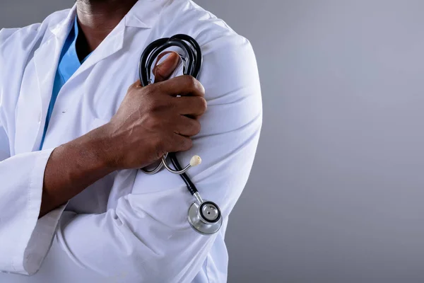 Partie Médiane Médecin Afro Américain Tenant Stéthoscope Sur Fond Gris — Photo