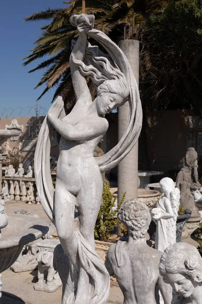 埋め立て場で生地を保持裸の女性の古代の石の彫刻 芸術と古典的な様式のロマンチックな石の彫刻 — ストック写真