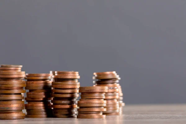 Close Van Stapel Munten Houten Tafel Tegen Grijze Achtergrond Financierings — Stockfoto