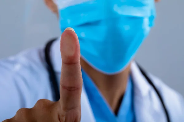 Zbliżenie Lekarza Noszącego Maskę Dotykającą Niewidzialnego Ekranu Szarym Tle Koncepcja — Zdjęcie stockowe