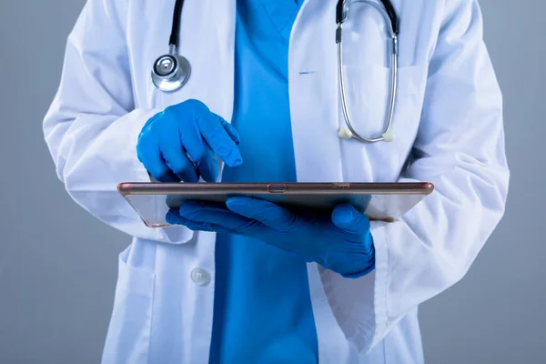 Mitte Ärztin Mit Digitalem Tablet Vor Grauem Hintergrund Gesundheits Und — Stockfoto