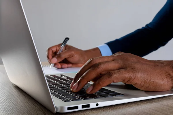 Close Businessman Using Laptop Taking Notes Grey Background Business Professionalism — Stock Photo, Image