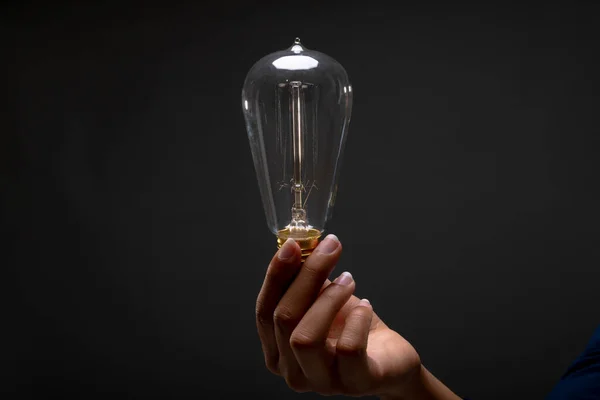 黒を背景に電球を持っている実業家の中間部 ビジネス プロ意識 テクノロジーの概念 — ストック写真