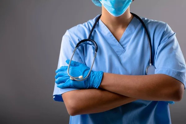 Middendeel Van Vrouwelijke Chirurg Draagt Gezichtsmasker Tegen Grijze Achtergrond Gezondheidszorg — Stockfoto
