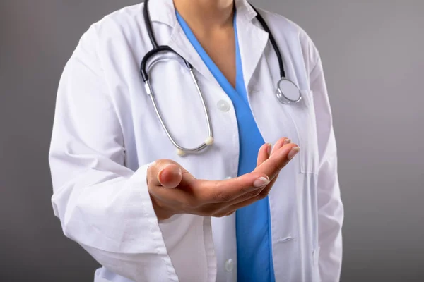 中段女医生 双手托起 背景灰暗 保健和医疗专业概念 — 图库照片