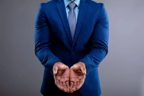 Afrikalı Amerikalı Adamının Gri Arka Planda Elleri Olan Orta Kesimi — Stok fotoğraf