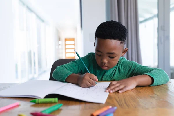 Afrikanischer Junge Der Online Schulklasse Der Sein Notizbuch Schreibt Zuhause — Stockfoto