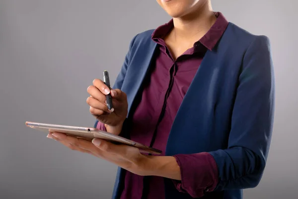 Sezione Centrale Della Donna Affari Utilizzando Tablet Grafico Sfondo Grigio — Foto Stock