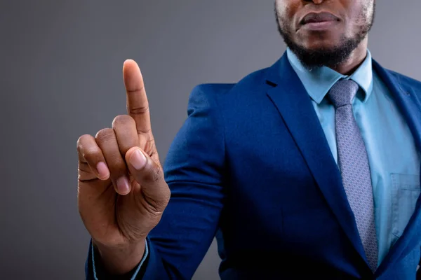 Sección Media Del Empresario Afroamericano Tocando Pantalla Invisible Sobre Fondo —  Fotos de Stock