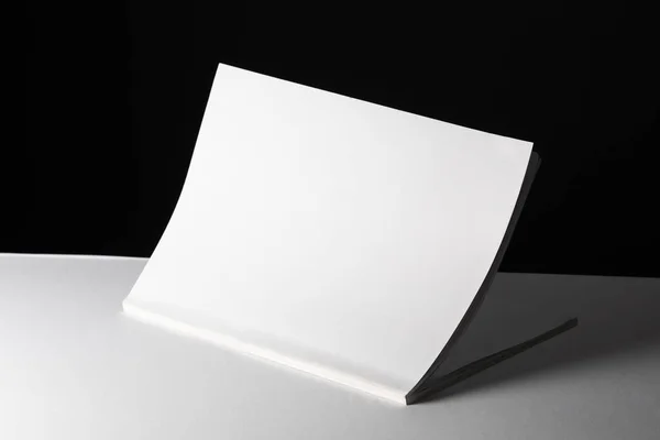 Composición Libro Medio Abierto Con Páginas Blanco Negro Sobre Fondo —  Fotos de Stock