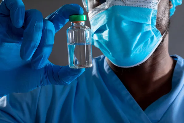 Mittendelen Afrikansk Amerikansk Manlig Sjukvårdspersonal Bär Ansiktsmask Med Covid Vaccinflaska — Stockfoto