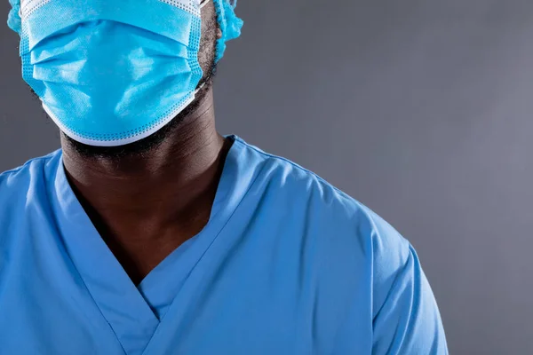Midden Een Afrikaans Amerikaanse Gezondheidswerker Met Gezichtsmasker Tegen Grijze Achtergrond — Stockfoto
