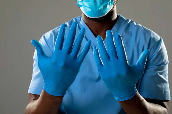 Sección Media Del Trabajador Salud Afroamericano Con Guantes Quirúrgicos Sobre —  Fotos de Stock