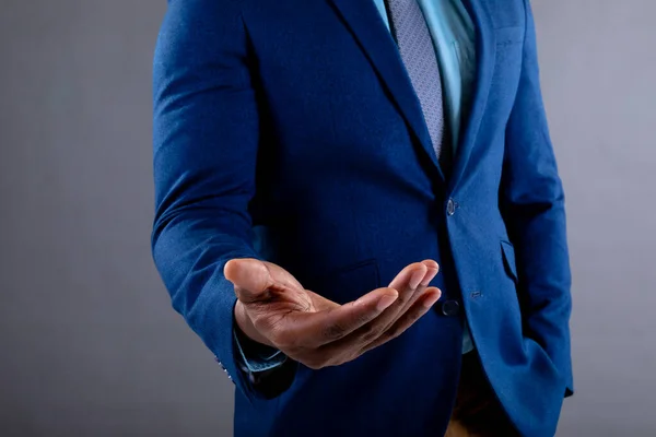 Midden Een Afro Amerikaanse Zakenman Met Een Hand Tegen Een — Stockfoto