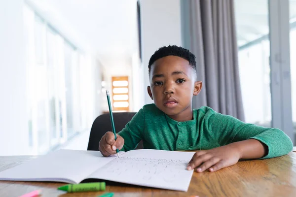 Niño Afroamericano Clase Escuela Línea Escribiendo Cuaderno Casa Aislamiento Durante —  Fotos de Stock