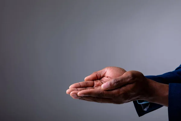 Gri Arka Planda Elleri Avuçlanmış Adamlarının Orta Kesimi Profesyonellik Teknoloji — Stok fotoğraf