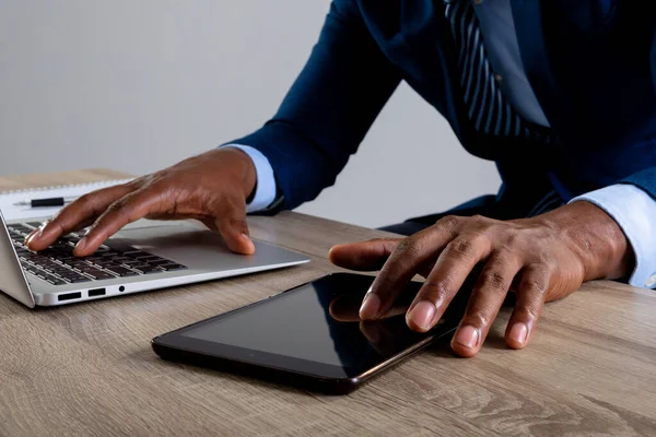 Close Businessman Using Laptop Digital Tablet Grey Background Business Professionalism — Stock Photo, Image