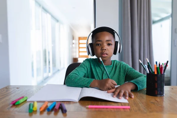 Afrikanischer Junge Einer Online Schulklasse Mit Kopfhörern Und Seinem Notizbuch — Stockfoto