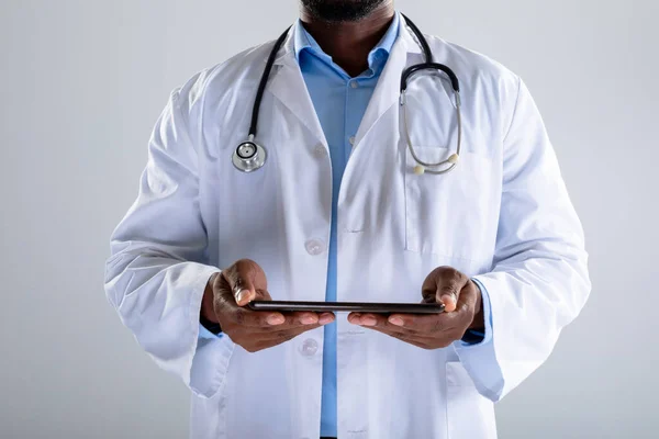 Partie Médiane Médecin Afro Américain Tenant Une Tablette Numérique Sur — Photo