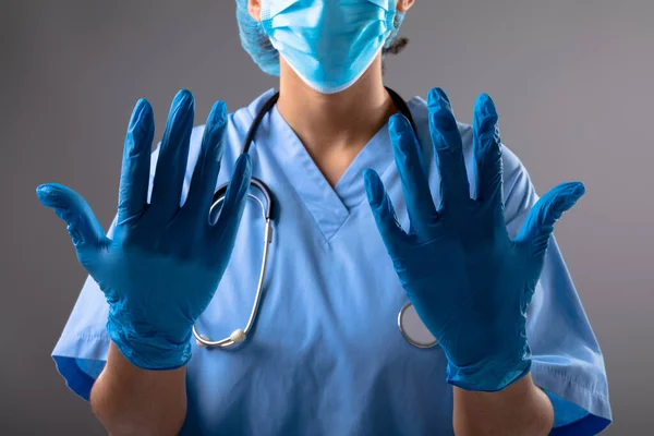 Middendeel Van Vrouwelijke Chirurg Draagt Chirurgische Handschoenen Tegen Grijze Achtergrond — Stockfoto