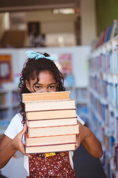 Retrato Estudante Americana Africana Feliz Carregando Pilha Livros Biblioteca Escola — Fotografia de Stock