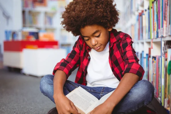 Szczęśliwego Afrykańskiego Ucznia Czytającego Książkę Podłodze Szkolnej Bibliotece Dzieciństwo Edukacja — Zdjęcie stockowe