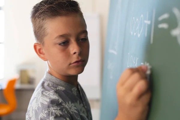 Niño Caucásico Pie Escritura Pizarra Aula Durante Lección Matemáticas Infancia —  Fotos de Stock