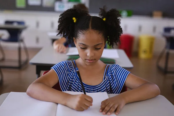 Menina Afro Americana Estudando Enquanto Senta Sua Mesa Classe Escola — Fotografia de Stock