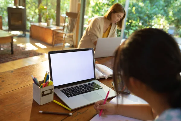 Menina Asiática Usando Laptop Com Tela Branco Escrevendo Aprendendo Online — Fotografia de Stock