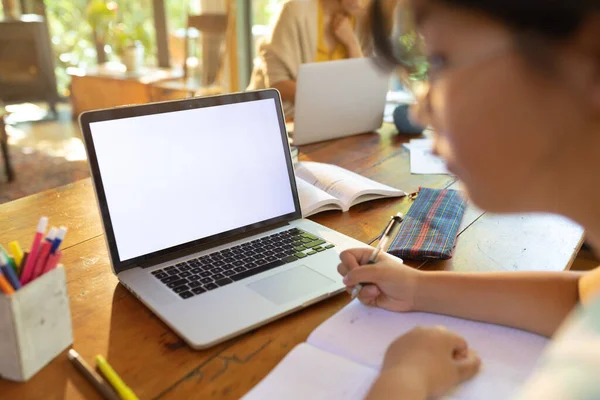 Asijské Dívka Pomocí Notebook Prázdnou Obrazovkou Psaní Učení Online Její — Stock fotografie