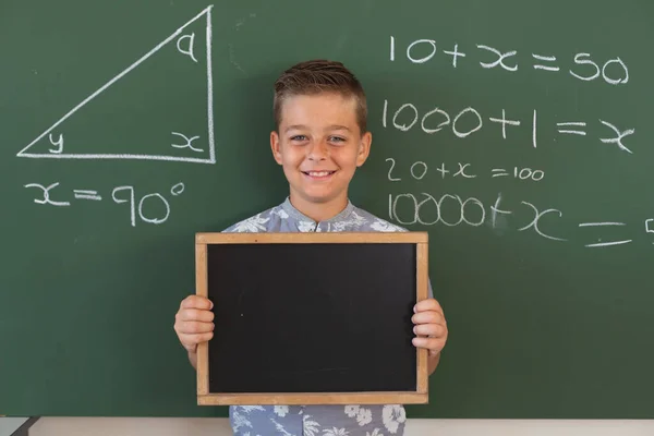 Retrato Menino Caucasiano Quadro Com Geometria Nele Segurando Quadro Branco — Fotografia de Stock