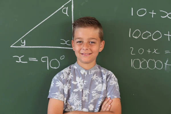 Retrato Niño Caucásico Parado Pizarra Con Geometría Sonriendo Cámara Infancia — Foto de Stock