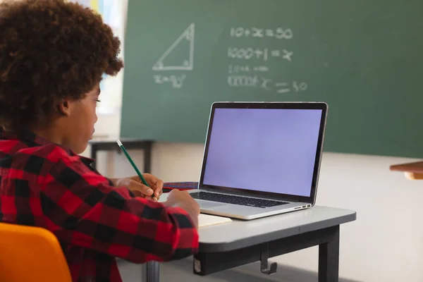 非裔美国学生坐在课桌前 使用笔记本电脑 屏幕上有复制空间 小学的儿童 技术和教育 — 图库照片