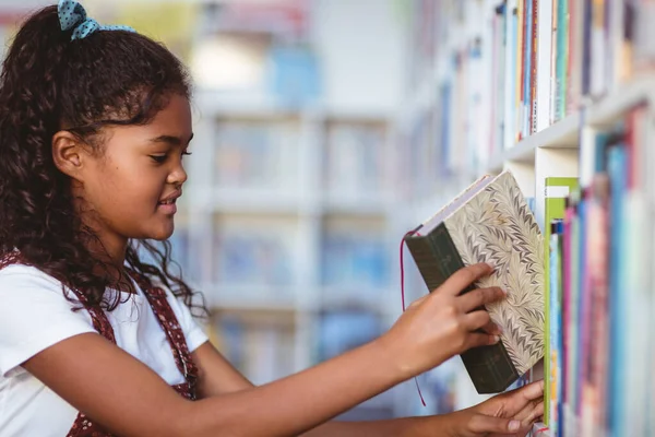 学校の図書館の棚から本を取って幸せなアフリカ系アメリカ人の女子学生の肖像画 子供の頃と小学校での教育は — ストック写真