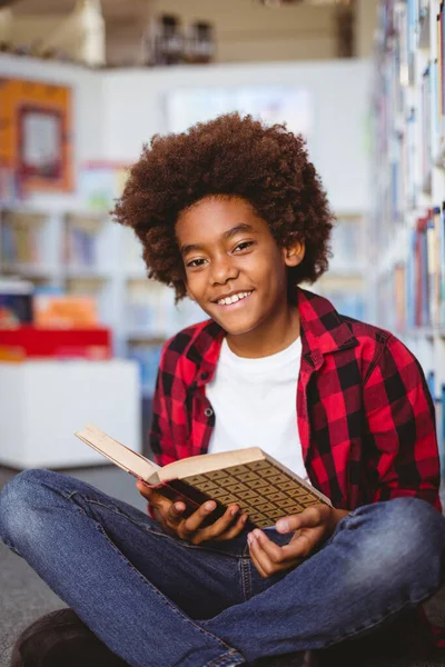 Πορτρέτο Του Χαμογελαστού Αφροαμερικανού Μαθητή Που Διαβάζει Βιβλίο Καθισμένος Στο — Φωτογραφία Αρχείου