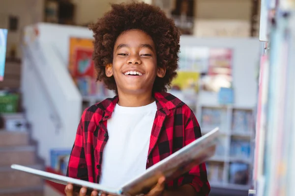 Lachende Afrikaans Amerikaanse Schooljongen Die Een Boek Leest Schoolbibliotheek Jeugd — Stockfoto