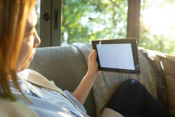 Azjatka Korzystająca Tabletu Czystym Ekranem Siedząca Kanapie Domu Domu Izolacji — Zdjęcie stockowe