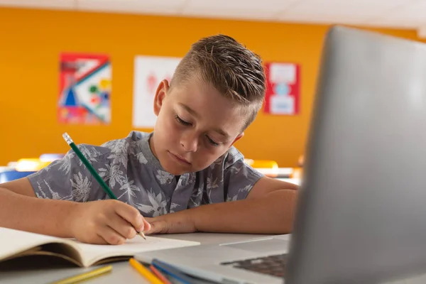 Blanke Jongen Zit Achter Een Bureau Klas Schrijven Laptop Gebruiken — Stockfoto