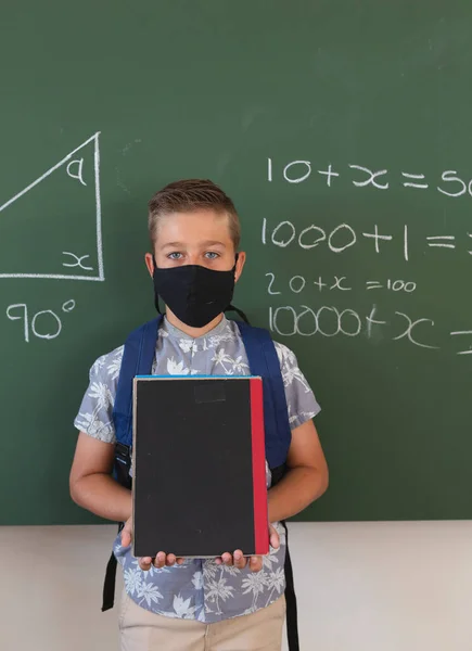 마스크를 칠판에 기하학 코카서스 소년의 초상화 코로나 바이러스가 유행하는 학교에서의 — 스톡 사진