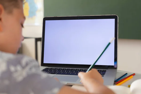 Kaukasischer Junge Sitzt Einem Schreibtisch Klassenzimmer Und Schreibt Und Benutzt — Stockfoto